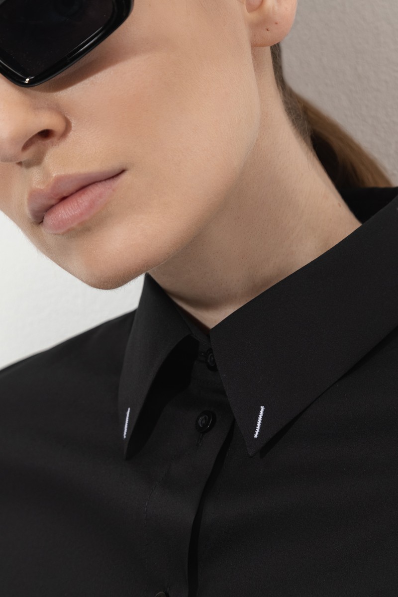 Блузка с графичной вышивкой